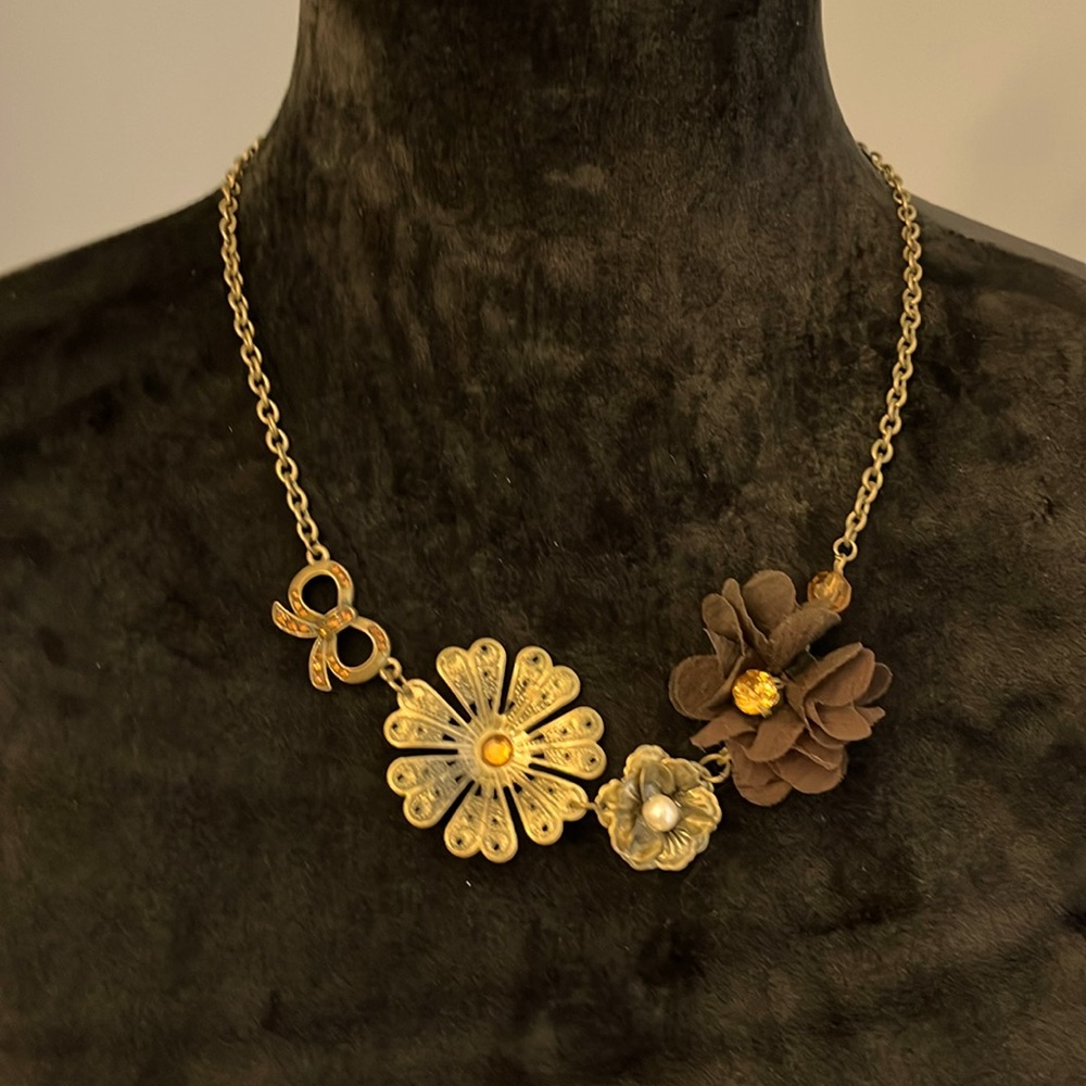 Metal Floral Design Necklace